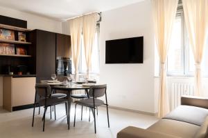a kitchen and dining room with a table and chairs at Fiera Milano 110mq 3 Bedroom Apartment in Senago