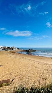 ブロードステアーズにあるSeaside Apartment close to beach, town, stationの砂浜と海のベンチ付きビーチ
