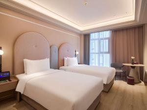 Postel nebo postele na pokoji v ubytování Mercure Xian Dazhai Road