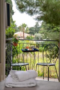 - Balcón con vistas, mesa y 2 sillas en Gardenia Home, en Palermo