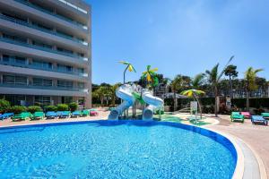 Bazén v ubytovaní Medplaya Hotel Calypso alebo v jeho blízkosti