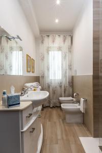Un baño con dos lavabos y un inodoro. en Gardenia Home, en Palermo