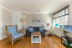 a living room with a couch and a table at Appartement Salzwiese in Tinnum