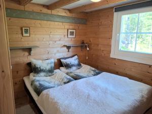 Postel nebo postele na pokoji v ubytování Fröya Timber Cottage