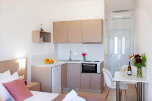 Kuchyň nebo kuchyňský kout v ubytování Creta Beachfront Apartment for 2 persons by MPS + 8 fotografií