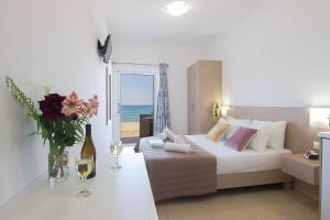 Postel nebo postele na pokoji v ubytování Creta Beachfront Apartment for 2 persons by MPS