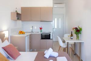 Kuchyň nebo kuchyňský kout v ubytování Creta Beachfront Apartment for 2 persons by MPS