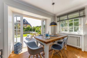 a dining room with a table and chairs at Appartement Salzwiese in Tinnum