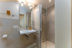 a bathroom with a sink and a shower at Appartement Salzwiese in Tinnum +23 photos