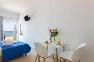 Postel nebo postele na pokoji v ubytování Creta Beachfront Apartment Β for 2 persons by MPS + 6 fotografií