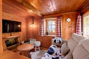 a living room with a couch and a table at Famille et Nature dans un Chalet Traditionnel in Im Fang