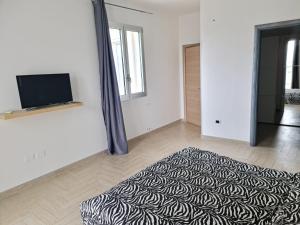un soggiorno con tappeto bianco e nero sul pavimento di Casa Vacanza Martano a Martano
