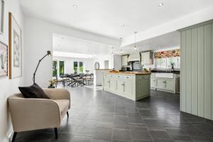 Nhà bếp/bếp nhỏ tại Windsor Manor - Luxury 5-bed Retreat in Solihull