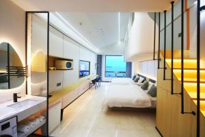 Llit o llits en una habitació de PingTan YuCheng Seaview Blue Smart Hotel