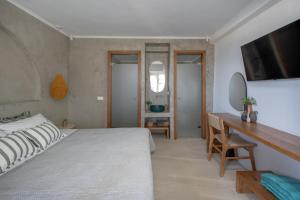 Postel nebo postele na pokoji v ubytování Athera Suites Mykonos