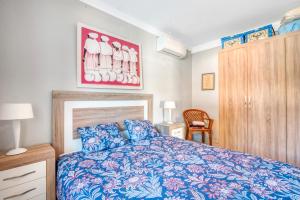 Un dormitorio con una cama con un edredón azul. en Villa Sophie, en Denia 18 fotos más