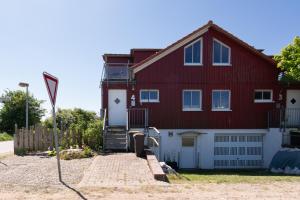 フェーマルンにあるAtempauseの前に通行許可標識がある赤い家