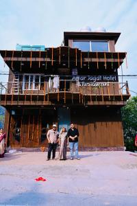 a group of people standing in front of a building at AMARJAGAT HOTEL & RESTAURANt in Rudraprayāg