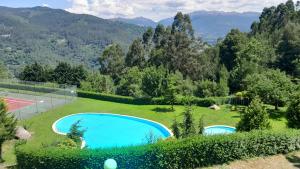 ヴィエイラ・ド・ミーニョにあるRefúgio dos Sentidos no Gerêsの庭園内のスイミングプールの景色 +10枚の写真