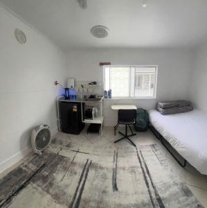 Un dormitorio con una cama y un escritorio. en La Casa Di Dicembre, en Sídney