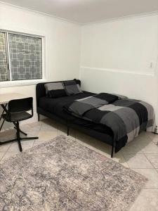 Un dormitorio con una cama, un escritorio y una silla. en La Casa Di Dicembre, en Sídney