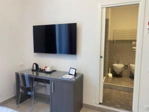 Ένα μπάνιο στο 54 ROSSELLI ROOMS +74 φωτογραφίες