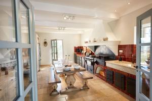 Η κουζίνα ή μικρή κουζίνα στο Historic Bastide Near Thoronet Abbey