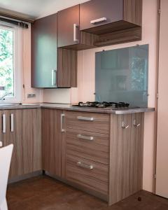 Kuchyň nebo kuchyňský kout v ubytování Camping Domaine du Cros d'Auzon - Maeva