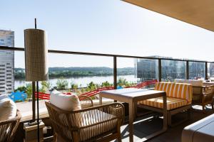 ボルドーにあるHôtel 56 - Bordeaux Centre Gare Saint Jeanの川の景色を望むバルコニー(家具付)