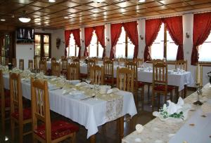 Reštaurácia alebo iné gastronomické zariadenie v ubytovaní Penzión Salaš Cabaj