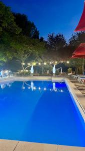 ein großer blauer Pool in der Nacht in der Unterkunft La Collina Dei Castagni in Terni