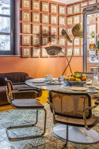 a dining room with a table and chairs at Le Stanze al Genio di Darlon in Palermo