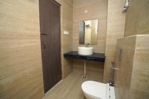 NalmathaHotel Royal Heriage的带水槽和马桶的浴室