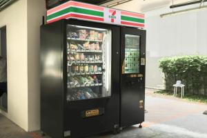 ein Getränkeautomat mit Essen darin in der Unterkunft Fantasea Kamala 1 BR Near Fantasea Show & Beach 505 in Phuket