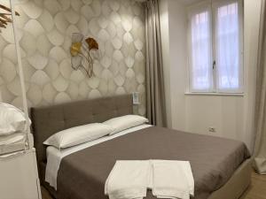 a bedroom with a bed with two white pillows at Bella Como Holiday Apartment in Como
