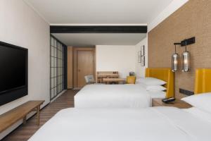 Postel nebo postele na pokoji v ubytování Sheraton Hangzhou Fuyang