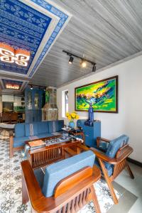 ein Wohnzimmer mit Sofa, Sesseln und Fernseher in der Unterkunft Color House Sa Pa - Free BBQ in Sa Pa + 21 Fotos