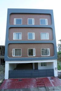 NalmathaHotel Royal Heriage的建筑物的外部景观