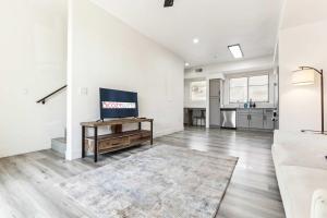 ein Wohnzimmer mit einem TV auf dem Tisch in der Unterkunft Glendale CozySuites - Westgate with pool 10 in Glendale + 24 Fotos