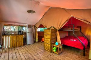 ein Schlafzimmer mit einem Bett in einem Zelt in der Unterkunft Domaine Résidentiel de Plein Air La Sagne in Vitrac + 110 Fotos