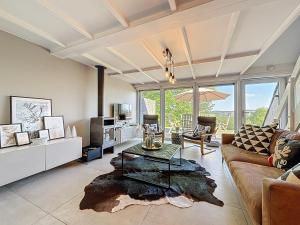 een woonkamer met een bank en een tafel bij Chalet Pierco in Malmedy