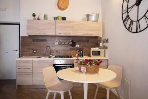 a small kitchen with a table and chairs and a sink at Dolce vita al lago in Anguillara Sabazia