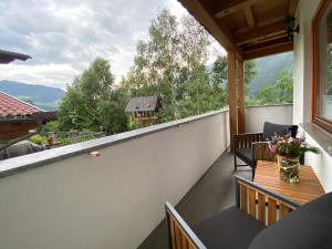 ツェル・アム・ツィラーにあるChalet Mühlbachl In Rohrberg Rohrの景色を望むバルコニー(テーブル、椅子付)