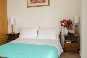 A bed or beds in a room at Ostria View