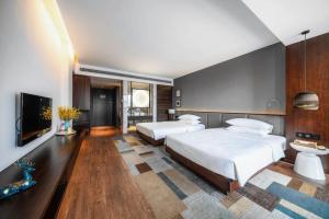 Postel nebo postele na pokoji v ubytování 珠江国际江景酒店北滨路洪崖洞夜景店 Skyline Curated Hotel