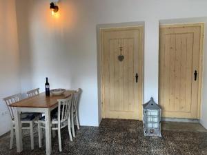 - une salle à manger avec une table, des chaises et 2 portes dans l'établissement Countryhome Pomar, à Odeceixe