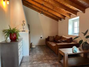 un salon avec un canapé et une table dans l'établissement Countryhome Pomar, à Odeceixe