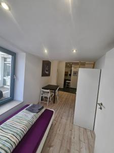 BaienfurtにあるBaienfurt - large house with 3 apartments with 3-4 bedrooms near Ravensburgのベッドとテーブルと鏡のある寝室
