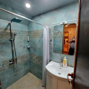 Un baño de Komfort 19 fotos más