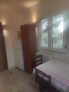 a small room with a table and a window at appartamento nuovo fra alberi e trulli in Martina Franca